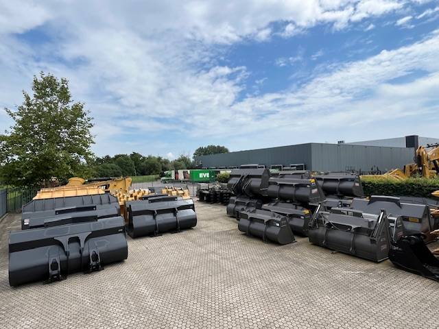Volvo buckets GP new unused bolted on and with QC